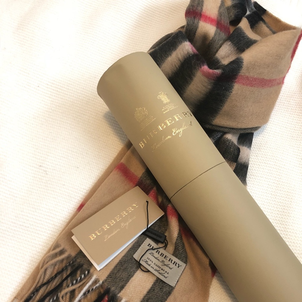 Burberry scarft - Picture 1 of 3